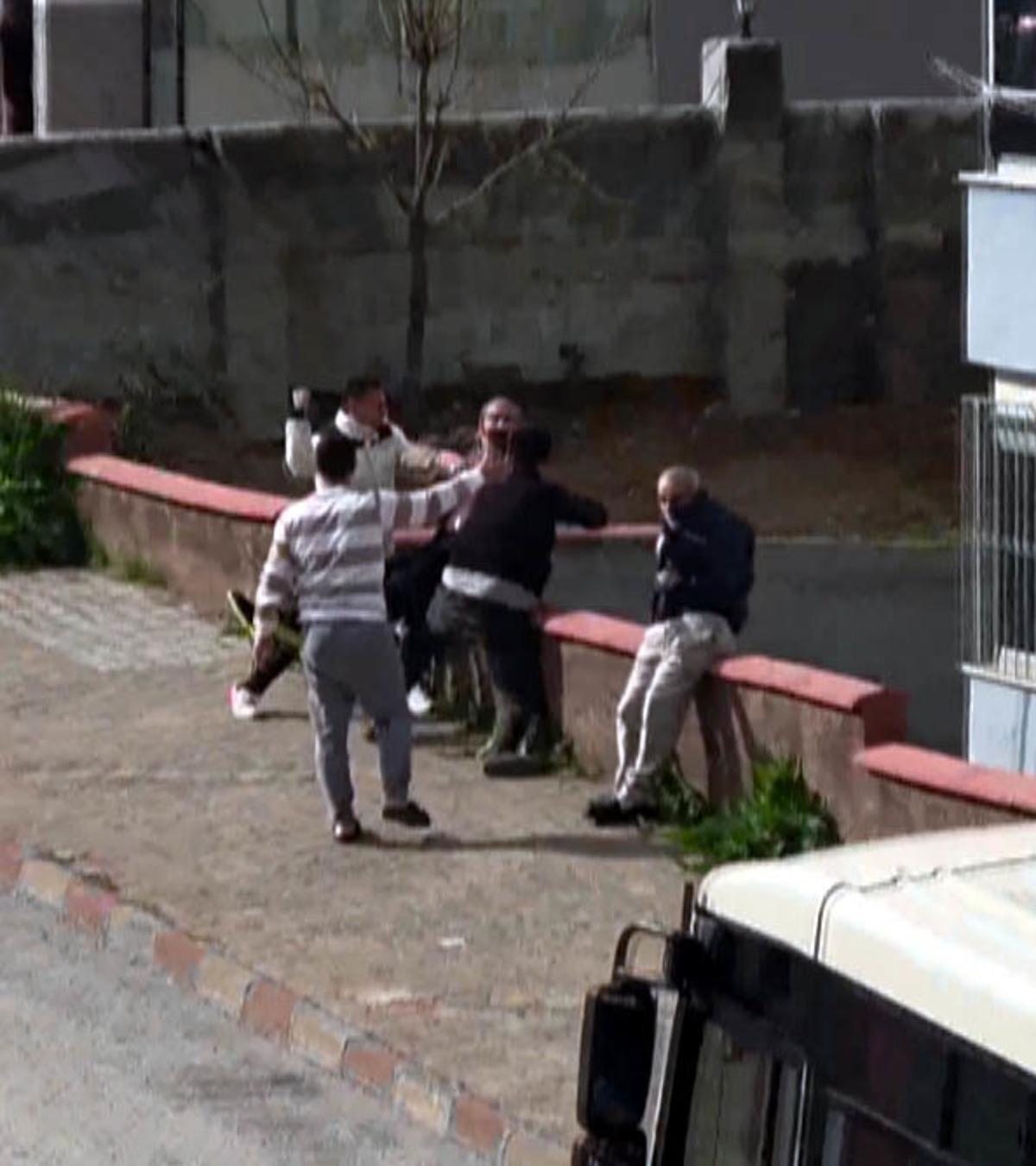 Tekerlekli sandalyedeki babasını azarladı: Mahalleden dayak yedi 3