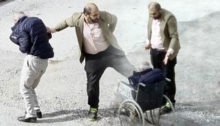 Tekerlekli sandalyedeki babasını azarladı: Mahalleden dayak yedi