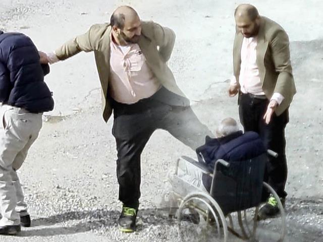 Tekerlekli sandalyedeki babasını azarladı: Mahalleden dayak yedi