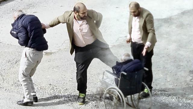 Tekerlekli sandalyedeki babasını azarladı: Mahalleden dayak yedi