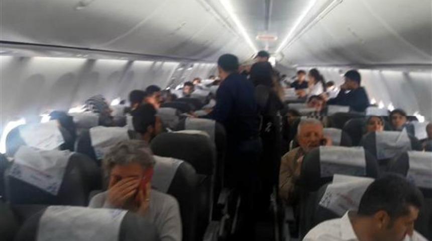 Uçakta gergin dakikalar! Yolcular polis çağrılarak indirildi!