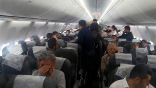 Uçakta gergin dakikalar! Yolcular polis çağrılarak indirildi!