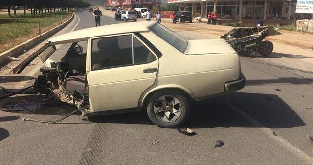 İkiye bölünen otomobilden 'emniyet kemeri' sayesinde sağ çıktılar