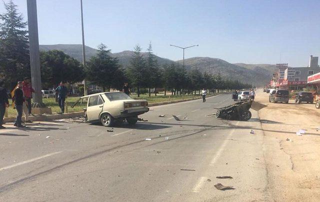 İkiye bölünen otomobilden 'emniyet kemeri' sayesinde sağ çıktılar