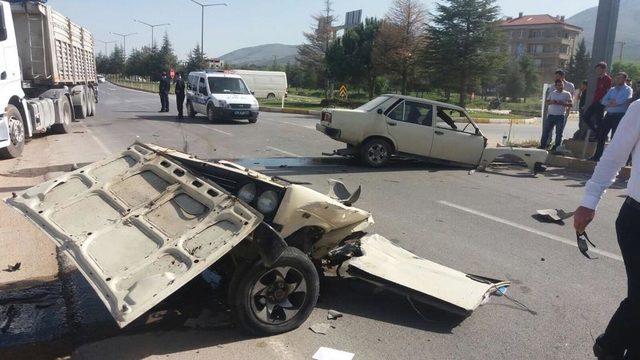 İkiye bölünen otomobilden 'emniyet kemeri' sayesinde sağ çıktılar