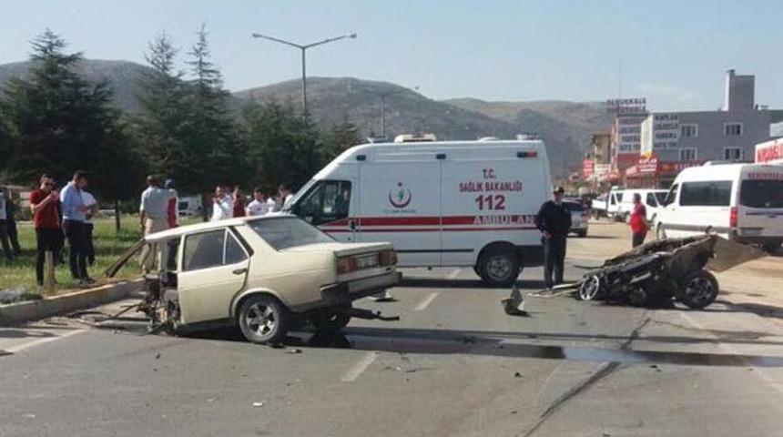 Denizli'de kaza sonrası ikiye bölünen araçtan emniyet kemeri sayesinde sağ çıktılar!