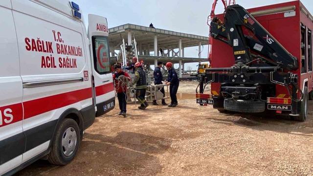 Beton perdah makinesinin &ccedil;arptığı iş&ccedil;i ağır yaralandı 3