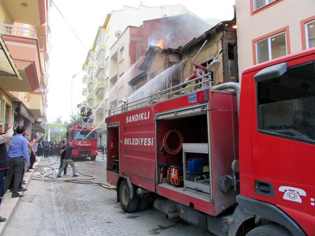 100 yıllık tescilli ahşap bina yangında kül oldu