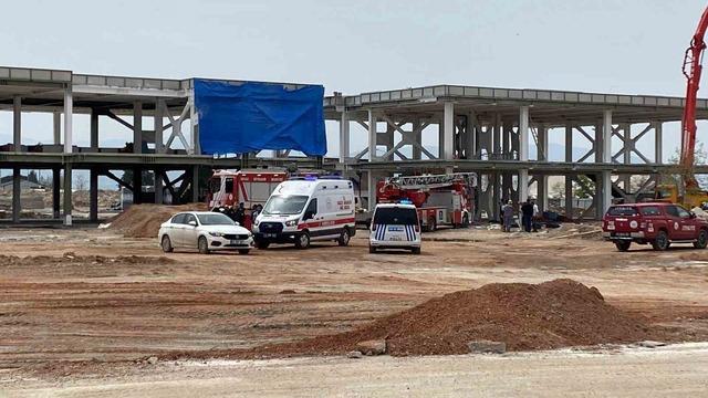 Beton perdah makinesinin &ccedil;arptığı iş&ccedil;i ağır yaralandı 2