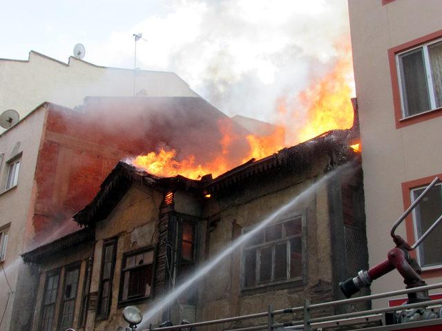 100 yıllık tescilli ahşap bina yangında kül oldu