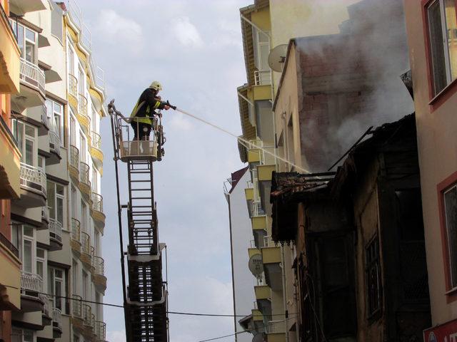 100 yıllık tescilli ahşap bina yangında kül oldu