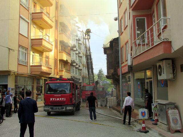 100 yıllık tescilli ahşap bina yangında kül oldu