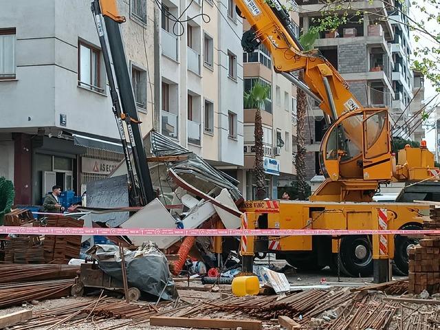 Vincin kırılan taşıma kolu, g&uuml;venlik kul&uuml;besine d&uuml;şt&uuml;; 2 iş&ccedil;i yaralandı 4