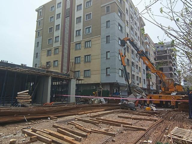 Vincin kırılan taşıma kolu, g&uuml;venlik kul&uuml;besine d&uuml;şt&uuml;; 2 iş&ccedil;i yaralandı 3