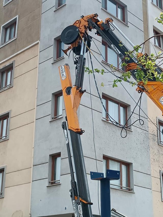 Vincin kırılan taşıma kolu, g&uuml;venlik kul&uuml;besine d&uuml;şt&uuml;; 2 iş&ccedil;i yaralandı 2