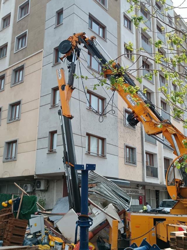 Vincin kırılan taşıma kolu, g&uuml;venlik kul&uuml;besine d&uuml;şt&uuml;; 2 iş&ccedil;i yaralandı 1