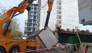 Vincin kırılan taşıma kolu, g&uuml;venlik kul&uuml;besine d&uuml;şt&uuml;; 2 iş&ccedil;i yaralandı