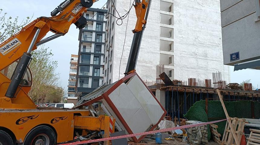 Vincin kırılan taşıma kolu, g&uuml;venlik kul&uuml;besine d&uuml;şt&uuml;; 2 iş&ccedil;i yaralandı