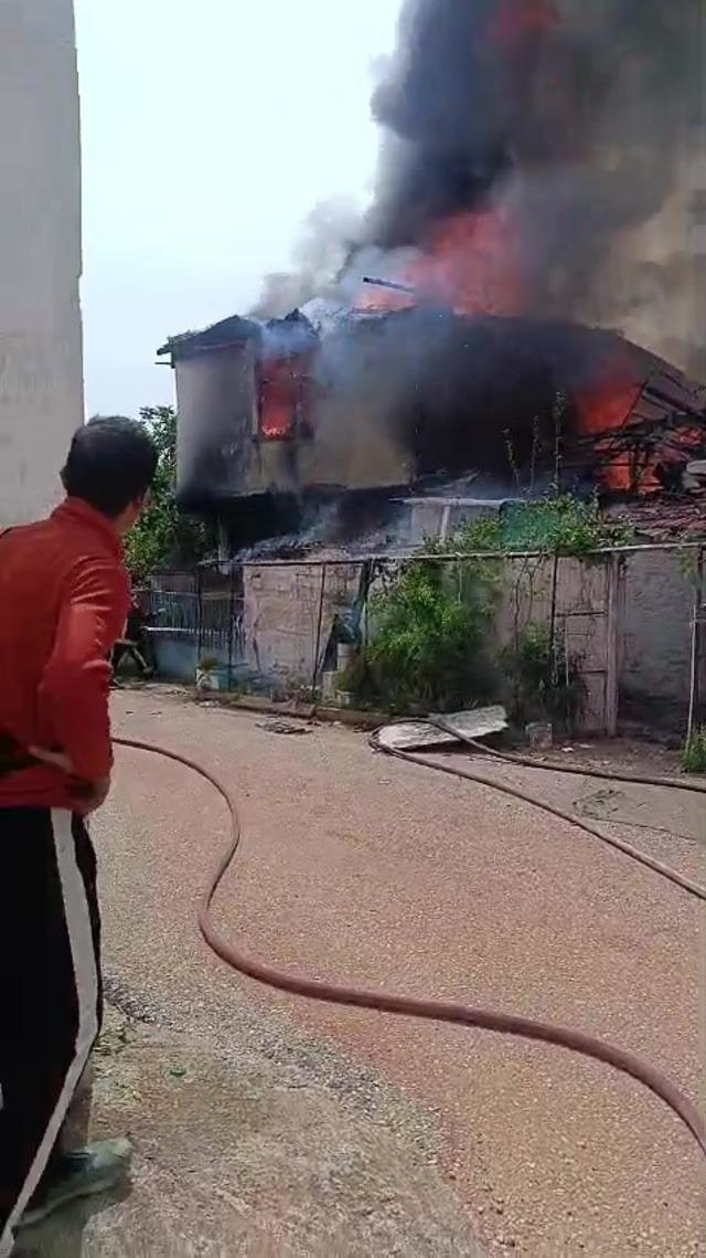 İki katlı gecekonduda &ccedil;ıkan yangın bitişiğindeki eve sı&ccedil;radı 11