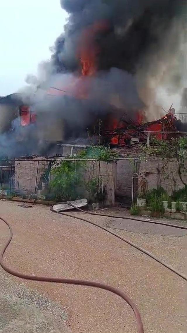 İki katlı gecekonduda &ccedil;ıkan yangın bitişiğindeki eve sı&ccedil;radı 10