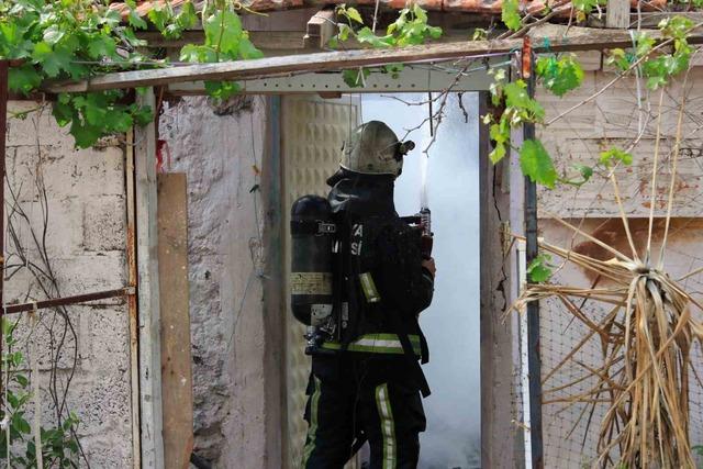 İki katlı gecekonduda &ccedil;ıkan yangın bitişiğindeki eve sı&ccedil;radı 9