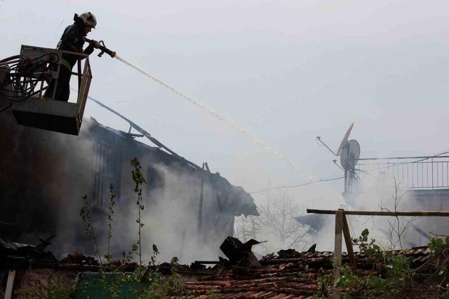 İki katlı gecekonduda &ccedil;ıkan yangın bitişiğindeki eve sı&ccedil;radı 8