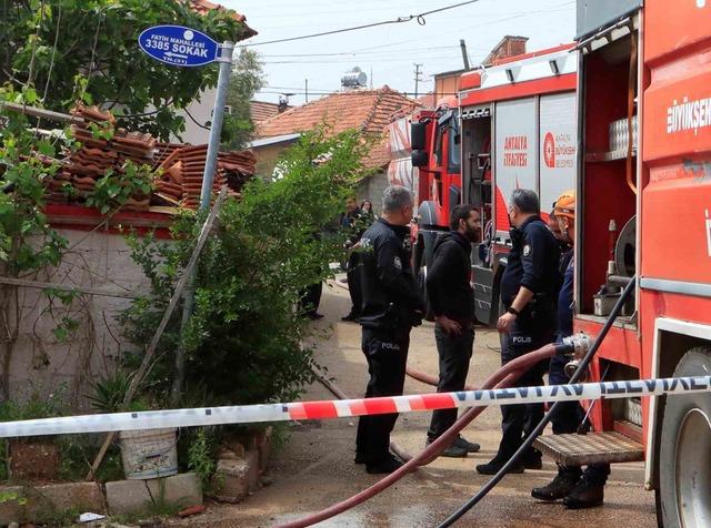 İki katlı gecekonduda &ccedil;ıkan yangın bitişiğindeki eve sı&ccedil;radı 7