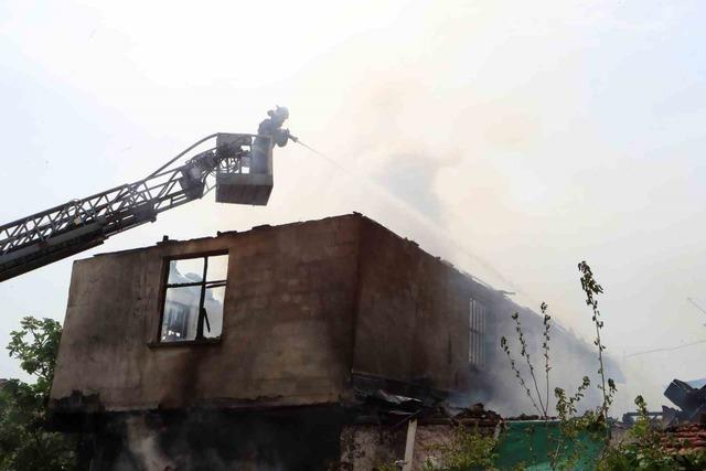 İki katlı gecekonduda &ccedil;ıkan yangın bitişiğindeki eve sı&ccedil;radı 6