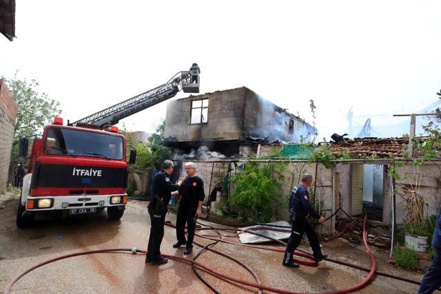 İki katlı gecekonduda &ccedil;ıkan yangın bitişiğindeki eve sı&ccedil;radı 5