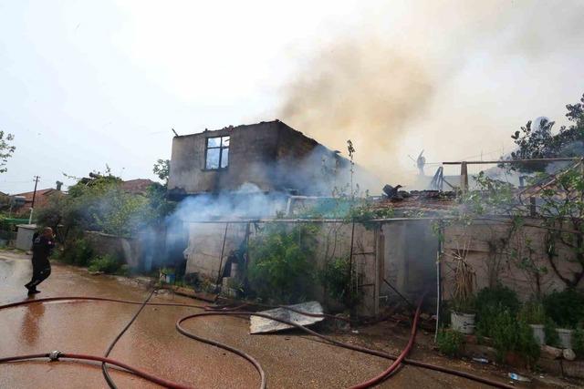 İki katlı gecekonduda &ccedil;ıkan yangın bitişiğindeki eve sı&ccedil;radı 4