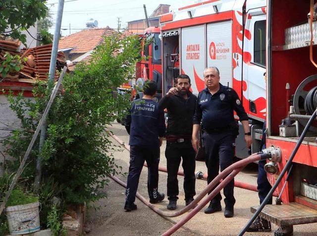 İki katlı gecekonduda &ccedil;ıkan yangın bitişiğindeki eve sı&ccedil;radı 3