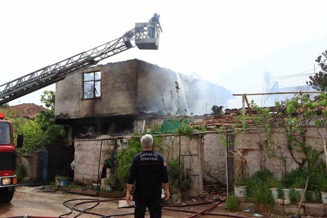 İki katlı gecekonduda &ccedil;ıkan yangın bitişiğindeki eve sı&ccedil;radı 2