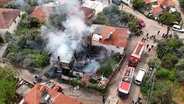 İki katlı gecekonduda &ccedil;ıkan yangın bitişiğindeki eve sı&ccedil;radı 1