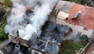 İki katlı gecekonduda &ccedil;ıkan yangın bitişiğindeki eve sı&ccedil;radı