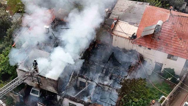 İki katlı gecekonduda çıkan yangın bitişiğindeki eve sıçradı