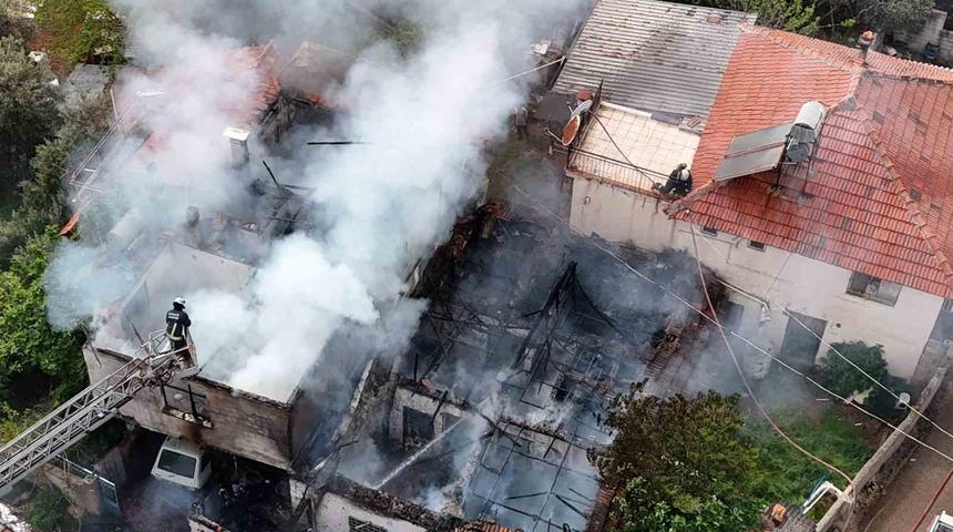 İki katlı gecekonduda &ccedil;ıkan yangın bitişiğindeki eve sı&ccedil;radı