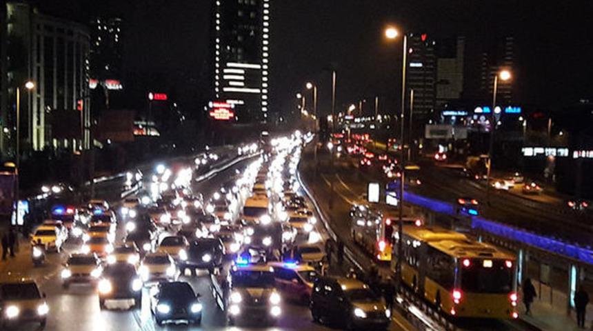 İstanbul Çağlayan'da E-5'i kilitleyen zincirleme kaza! 4 araç birbirine girdi