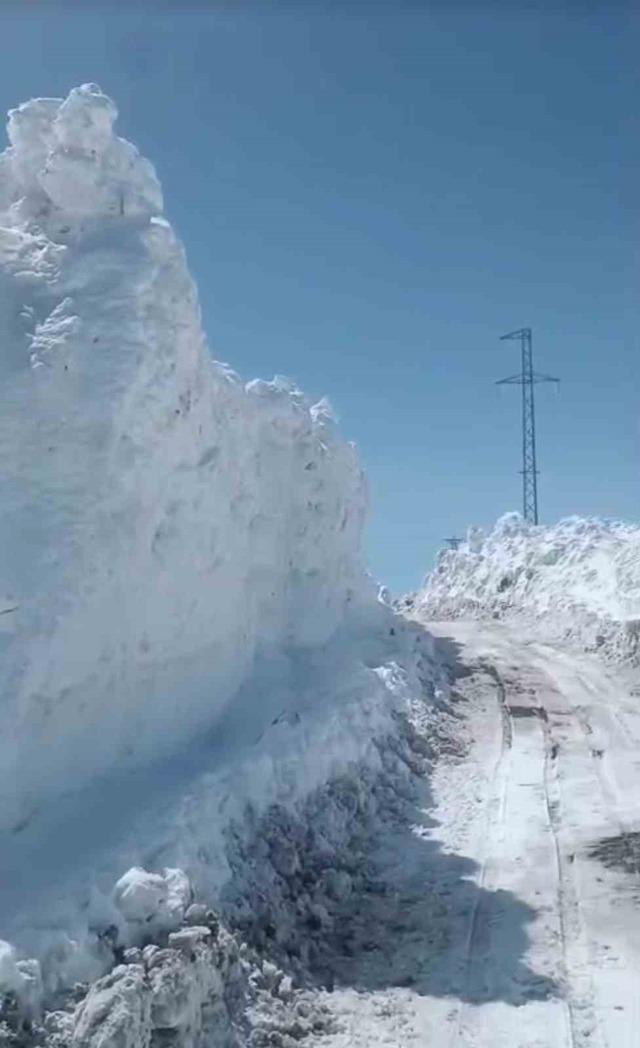 Ağrı’da Nisan ayında kar yağışı yolları kapattı 5