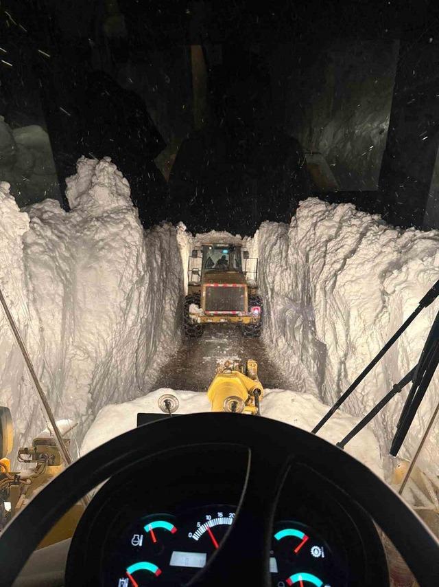 Ağrı’da Nisan ayında kar yağışı yolları kapattı 4