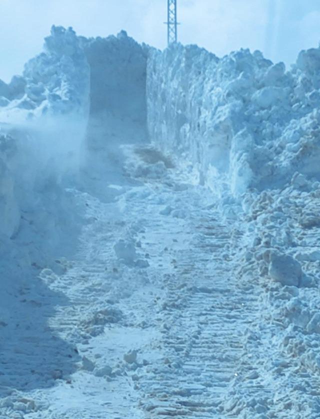 Ağrı’da Nisan ayında kar yağışı yolları kapattı 3