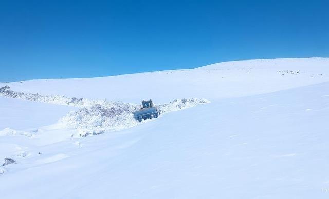 Ağrı’da Nisan ayında kar yağışı yolları kapattı 2