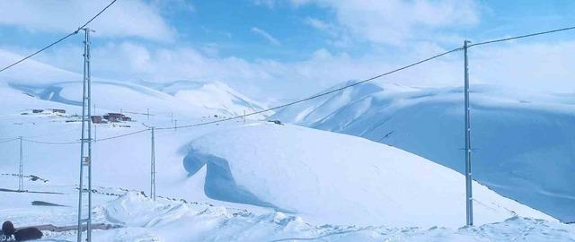 Ağrı’da Nisan ayında kar yağışı yolları kapattı 1