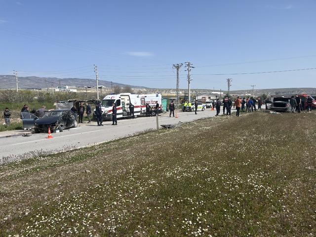 &Ccedil;ankırı da 2 otomobil kavşakta &ccedil;arpıştı: 4 yaralı 1