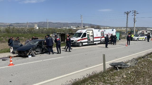 Çankırı'da 2 otomobil kavşakta çarpıştı: 4 yaralı