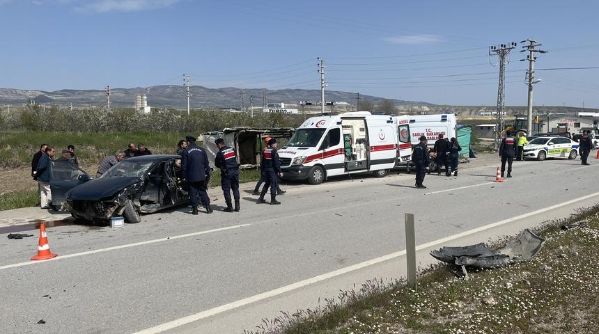 &Ccedil;ankırı'da 2 otomobil kavşakta &ccedil;arpıştı: 4 yaralı