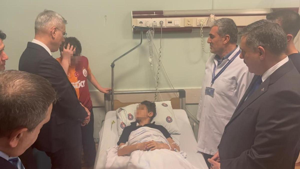 Bakanlar okula silahlı saldırıda yaralanan &ouml;ğrencileri ziyaret etti 2