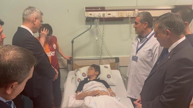 Bakanlar okula silahlı saldırıda yaralanan öğrencileri ziyaret etti