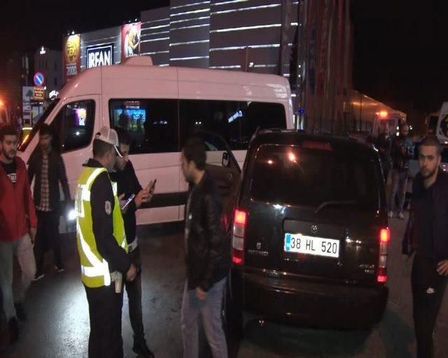 Avcılar'da sürücüsünün kontrolünü kaybettiği cip 5 araca çarparak durdu: 3 yaralı