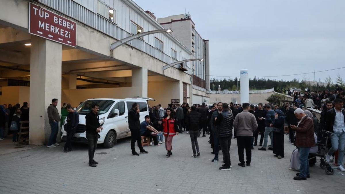 Yaralı öğrencilerin ailelerinin hastane önündeki bekleyişi sürüyor