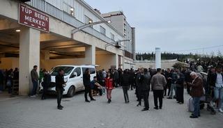 Yaralı &ouml;ğrencilerin ailelerinin hastane &ouml;n&uuml;ndeki bekleyişi s&uuml;r&uuml;yor